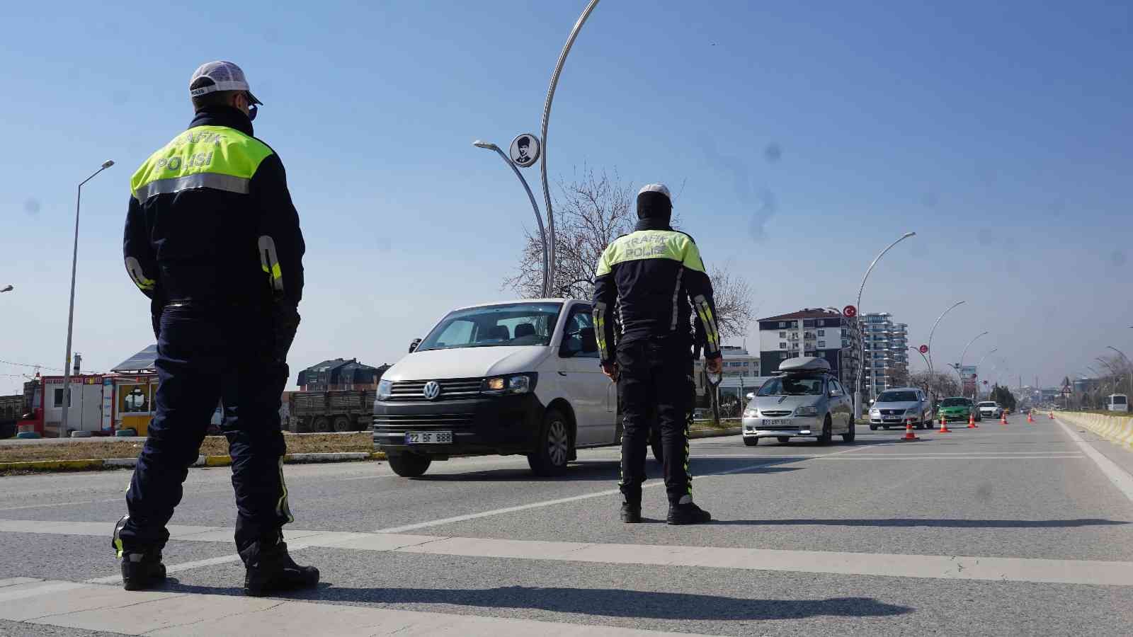 Edirne İl Emniyet Müdürlüğü Trafik Tescil Trafik Tescil ve Denetleme Şubesi Müdürlüğü ekipleri, cam filmi olan araçlarda denetim yaptı. Bazı ...