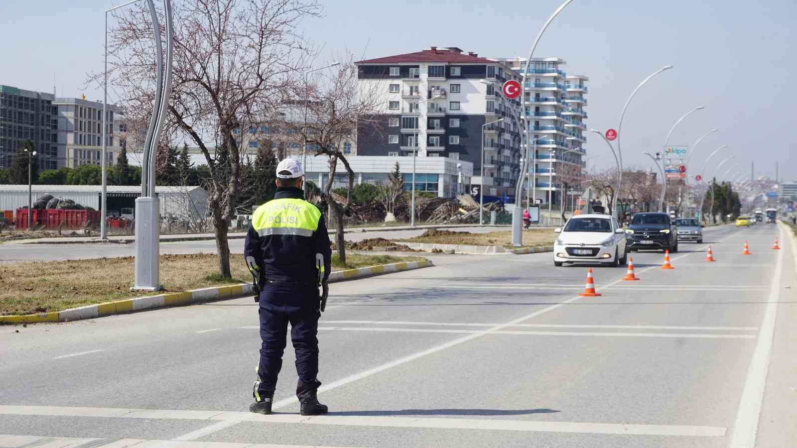 Edirne İl Emniyet Müdürlüğü Trafik Tescil Trafik Tescil ve Denetleme Şubesi Müdürlüğü ekipleri, cam filmi olan araçlarda denetim yaptı. Bazı ...