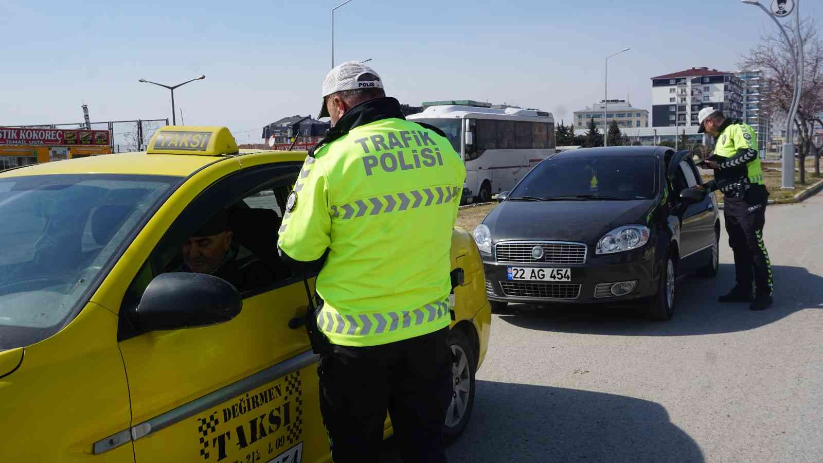 Edirne İl Emniyet Müdürlüğü Trafik Tescil Trafik Tescil ve Denetleme Şubesi Müdürlüğü ekipleri, cam filmi olan araçlarda denetim yaptı. Bazı ...