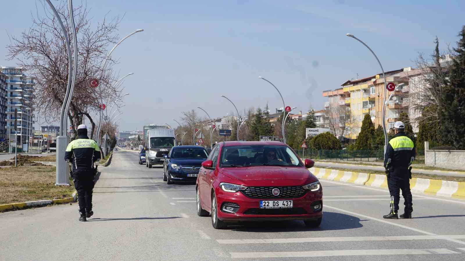 Edirne İl Emniyet Müdürlüğü Trafik Tescil Trafik Tescil ve Denetleme Şubesi Müdürlüğü ekipleri, cam filmi olan araçlarda denetim yaptı. Bazı ...