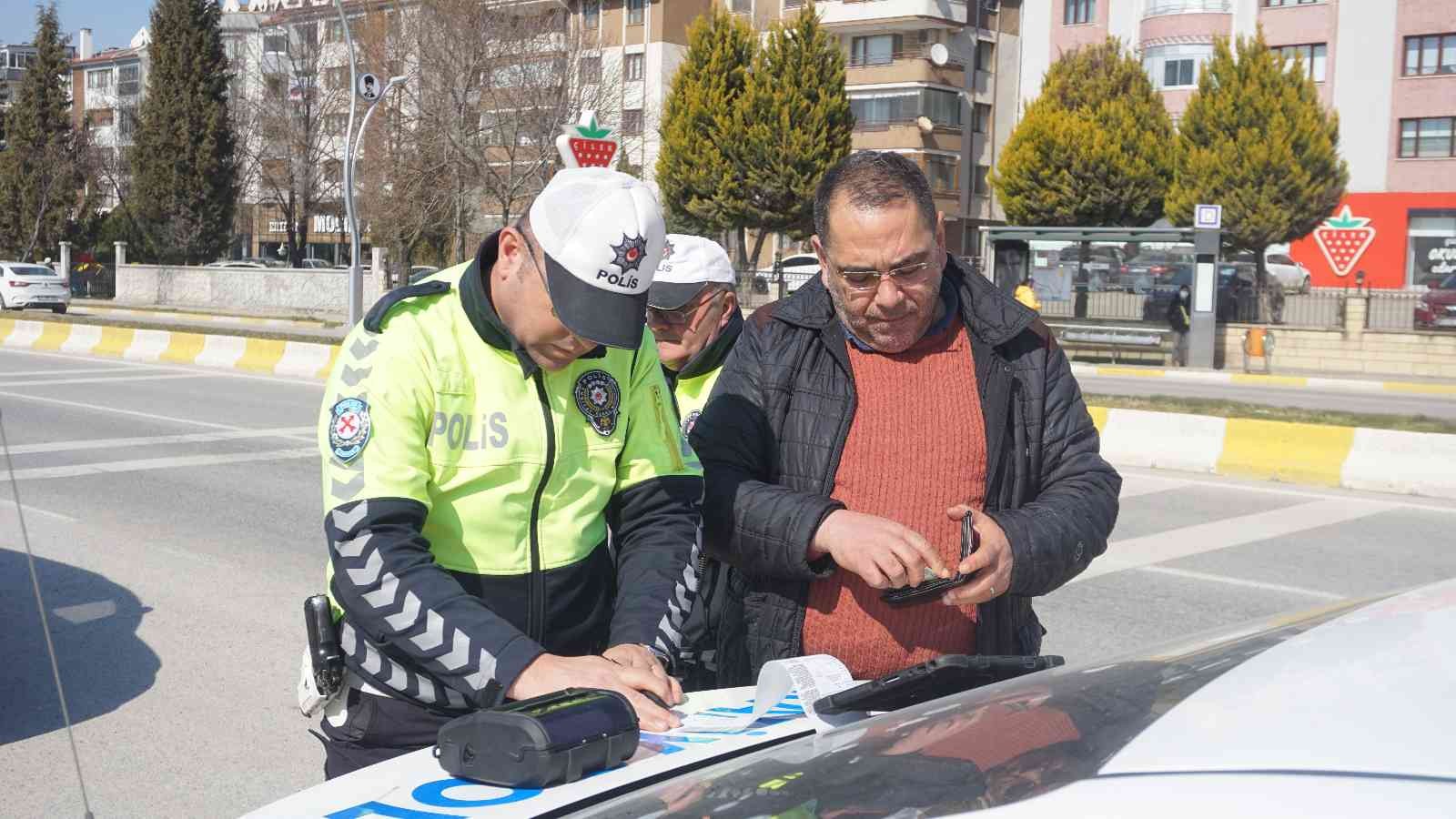 Edirne İl Emniyet Müdürlüğü Trafik Tescil Trafik Tescil ve Denetleme Şubesi Müdürlüğü ekipleri, cam filmi olan araçlarda denetim yaptı. Bazı ...