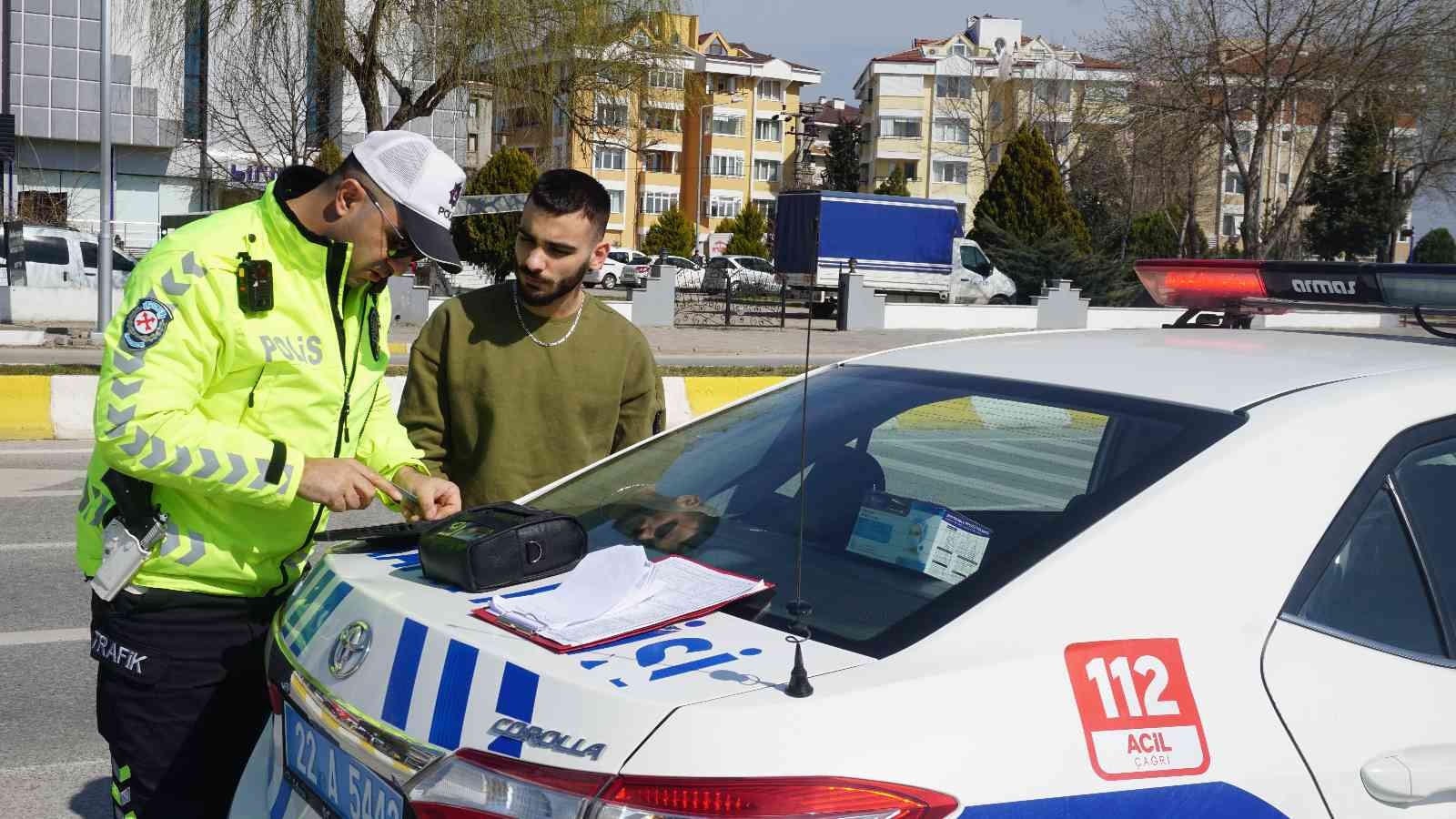 Edirne İl Emniyet Müdürlüğü Trafik Tescil Trafik Tescil ve Denetleme Şubesi Müdürlüğü ekipleri, cam filmi olan araçlarda denetim yaptı. Bazı ...