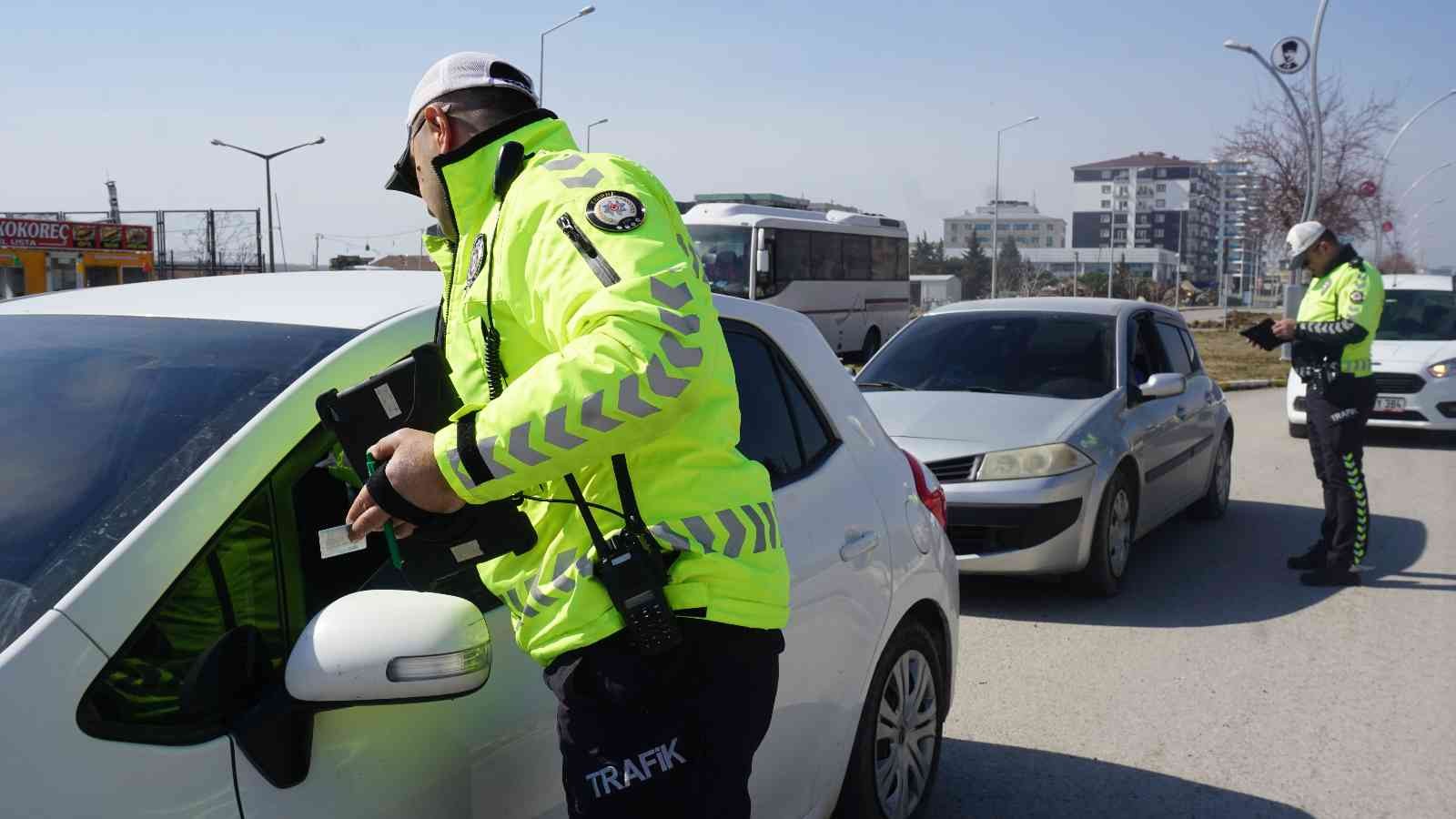 Edirne İl Emniyet Müdürlüğü Trafik Tescil Trafik Tescil ve Denetleme Şubesi Müdürlüğü ekipleri, cam filmi olan araçlarda denetim yaptı. Bazı ...