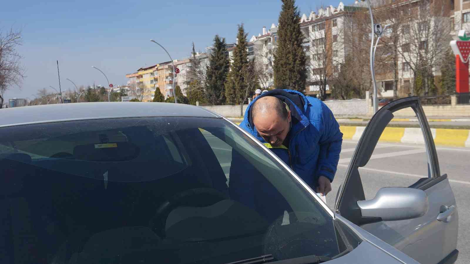 Edirne İl Emniyet Müdürlüğü Trafik Tescil Trafik Tescil ve Denetleme Şubesi Müdürlüğü ekipleri, cam filmi olan araçlarda denetim yaptı. Bazı ...