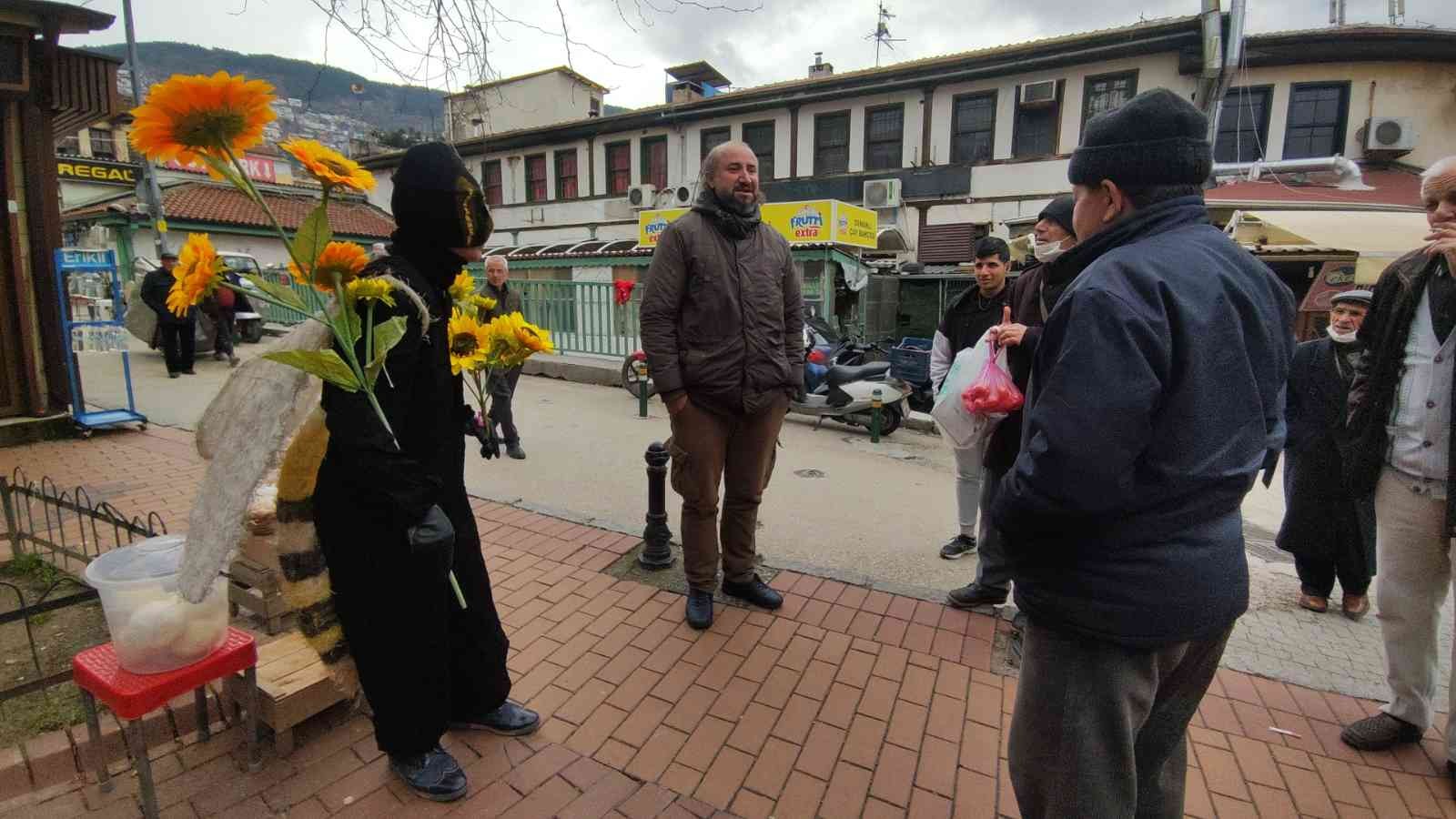 Ülke gündemine ilişkin konularda yaptığı tiyatral sokak gösterileriyle dikkat çeken Bursalı tiyatrocu Bahtiyar Keskin ; son dönemde ortaya çıkan ...