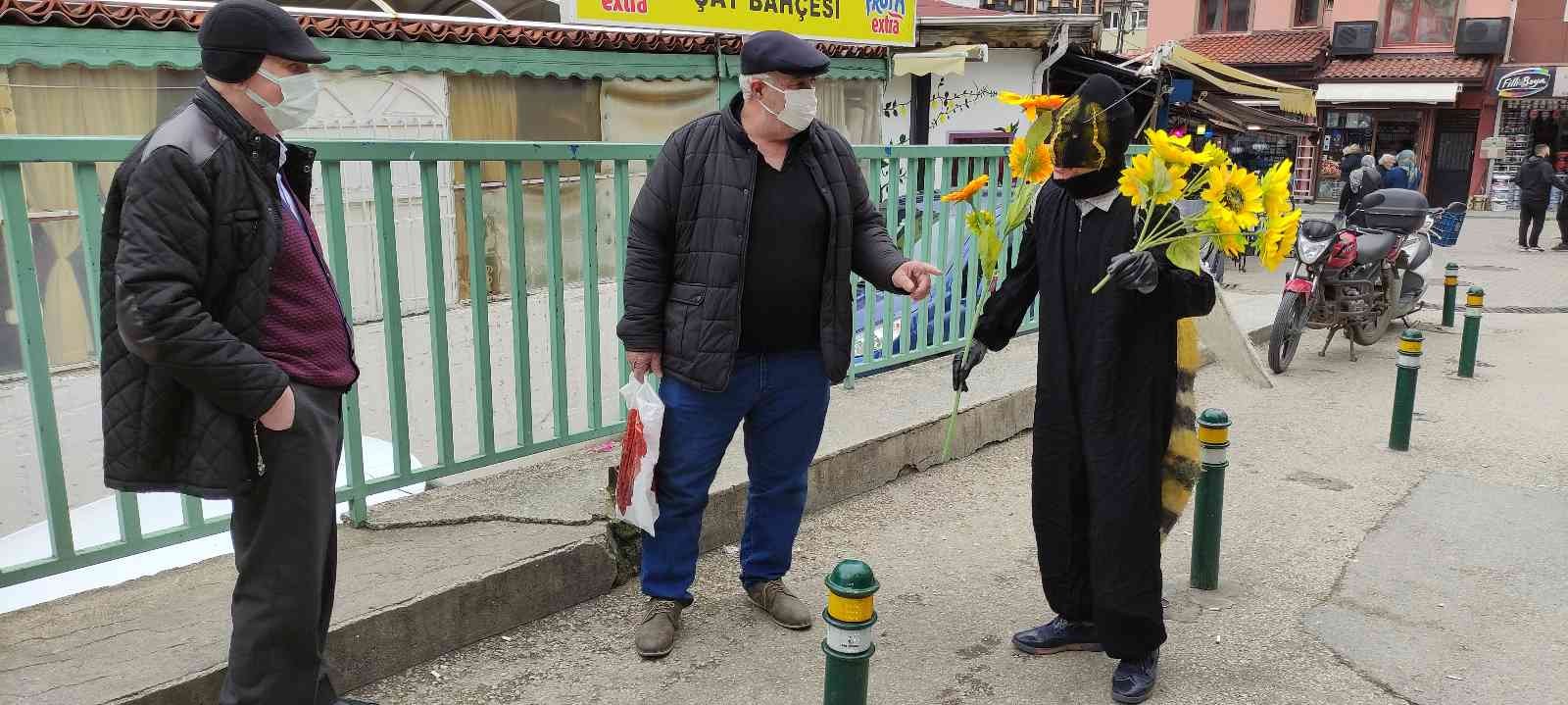 Ülke gündemine ilişkin konularda yaptığı tiyatral sokak gösterileriyle dikkat çeken Bursalı tiyatrocu Bahtiyar Keskin ; son dönemde ortaya çıkan ...