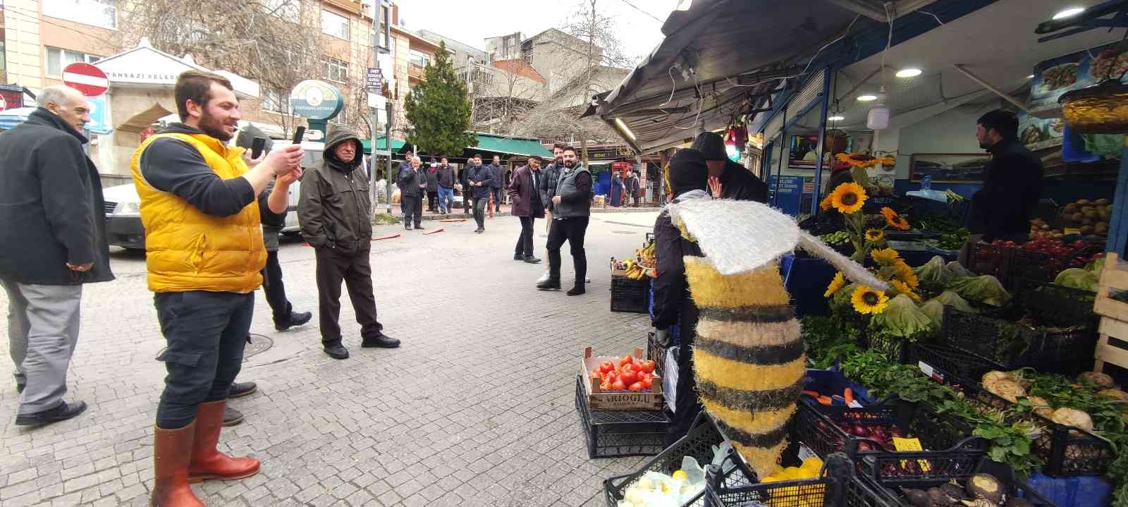 Ülke gündemine ilişkin konularda yaptığı tiyatral sokak gösterileriyle dikkat çeken Bursalı tiyatrocu Bahtiyar Keskin ; son dönemde ortaya çıkan ...