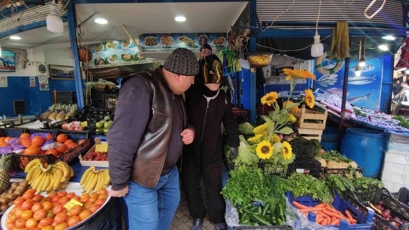 Ülke gündemine ilişkin konularda yaptığı tiyatral sokak gösterileriyle dikkat çeken Bursalı tiyatrocu Bahtiyar Keskin ; son dönemde ortaya çıkan ...