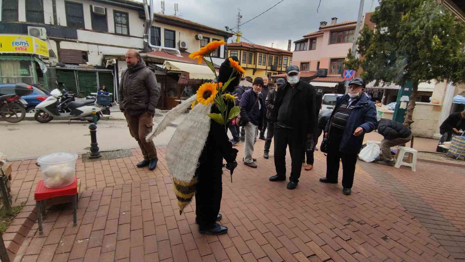 Ülke gündemine ilişkin konularda yaptığı tiyatral sokak gösterileriyle dikkat çeken Bursalı tiyatrocu Bahtiyar Keskin ; son dönemde ortaya çıkan ...