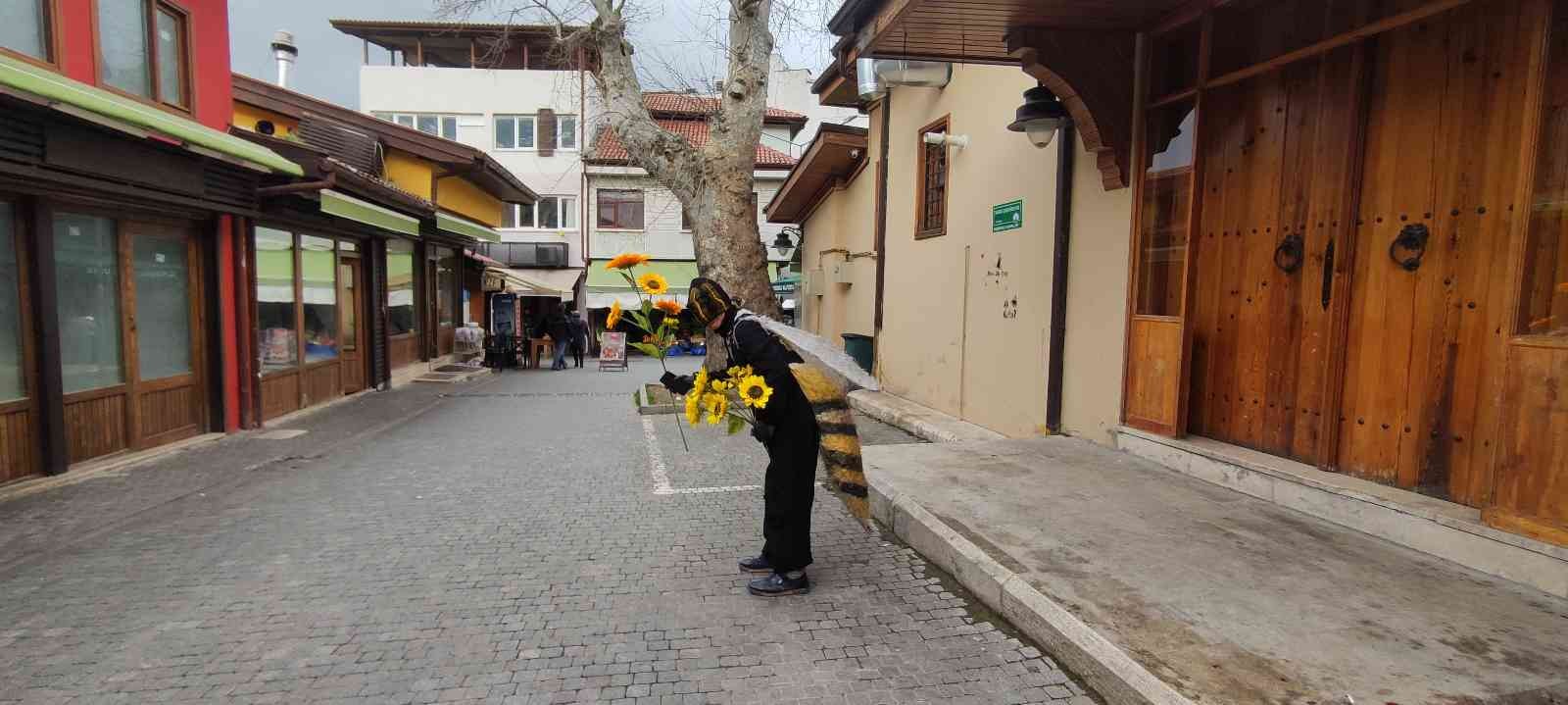 Ülke gündemine ilişkin konularda yaptığı tiyatral sokak gösterileriyle dikkat çeken Bursalı tiyatrocu Bahtiyar Keskin ; son dönemde ortaya çıkan ...