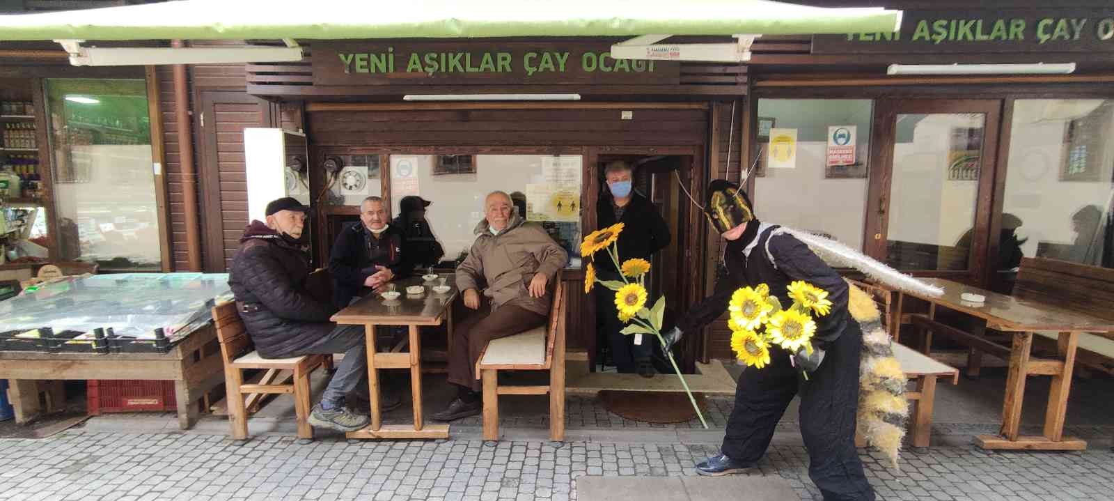 Ülke gündemine ilişkin konularda yaptığı tiyatral sokak gösterileriyle dikkat çeken Bursalı tiyatrocu Bahtiyar Keskin ; son dönemde ortaya çıkan ...