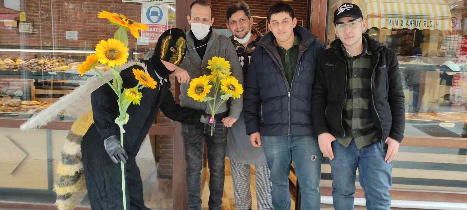 Ülke gündemine ilişkin konularda yaptığı tiyatral sokak gösterileriyle dikkat çeken Bursalı tiyatrocu Bahtiyar Keskin ; son dönemde ortaya çıkan ...