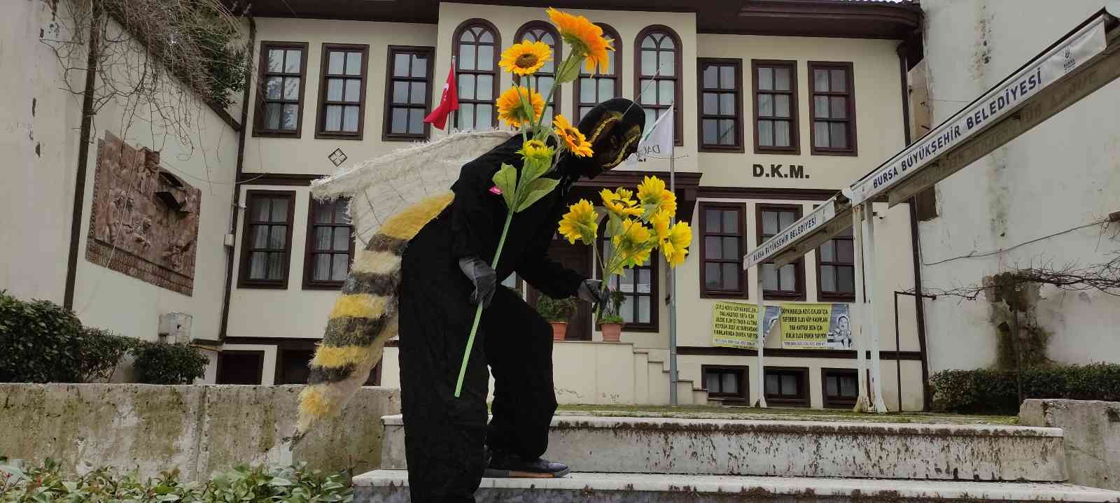 Ülke gündemine ilişkin konularda yaptığı tiyatral sokak gösterileriyle dikkat çeken Bursalı tiyatrocu Bahtiyar Keskin ; son dönemde ortaya çıkan ...