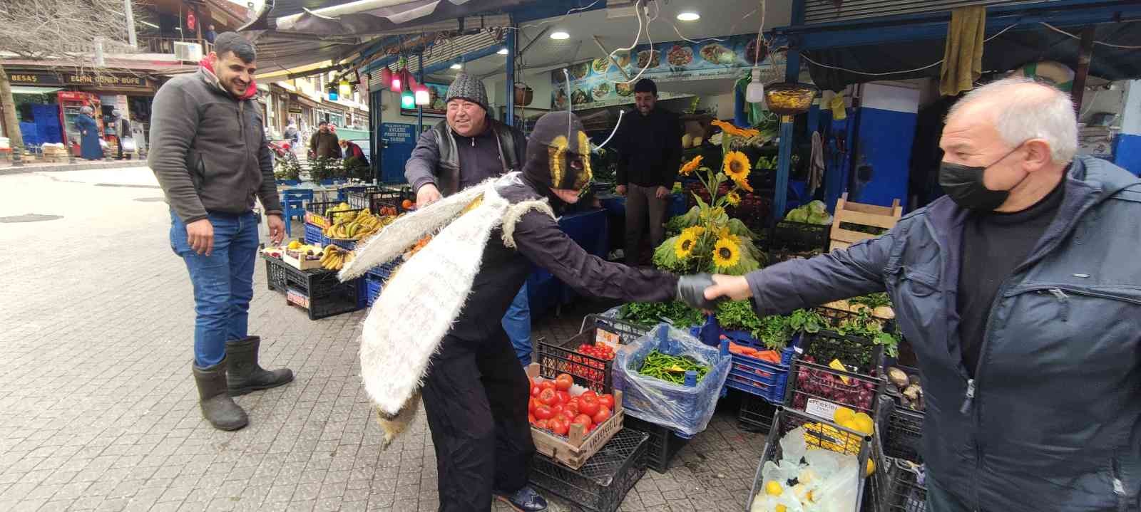 Ülke gündemine ilişkin konularda yaptığı tiyatral sokak gösterileriyle dikkat çeken Bursalı tiyatrocu Bahtiyar Keskin ; son dönemde ortaya çıkan ...