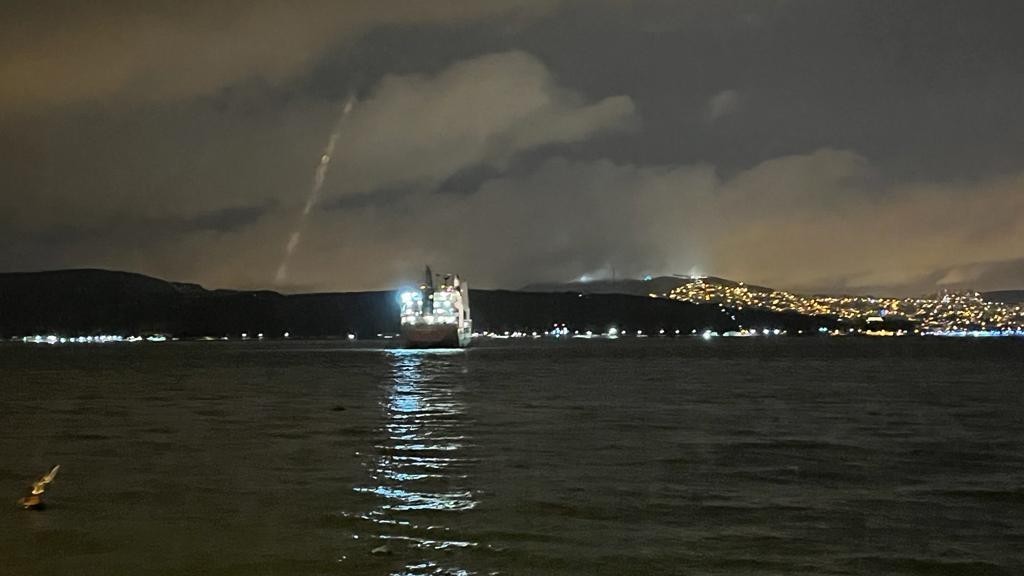 Poyrazköy açıklarında yük gemisinin makine arızası vermesi nedeniyle Boğaz trafiği çift yönlü olarak askıya alındı. Gemi, Kıyı Emniyeti ...