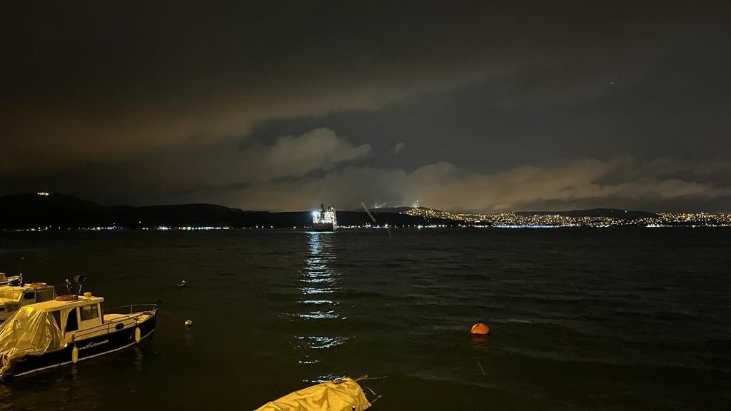 Poyrazköy açıklarında yük gemisinin makine arızası vermesi nedeniyle Boğaz trafiği çift yönlü olarak askıya alındı. Gemi, Kıyı Emniyeti ...