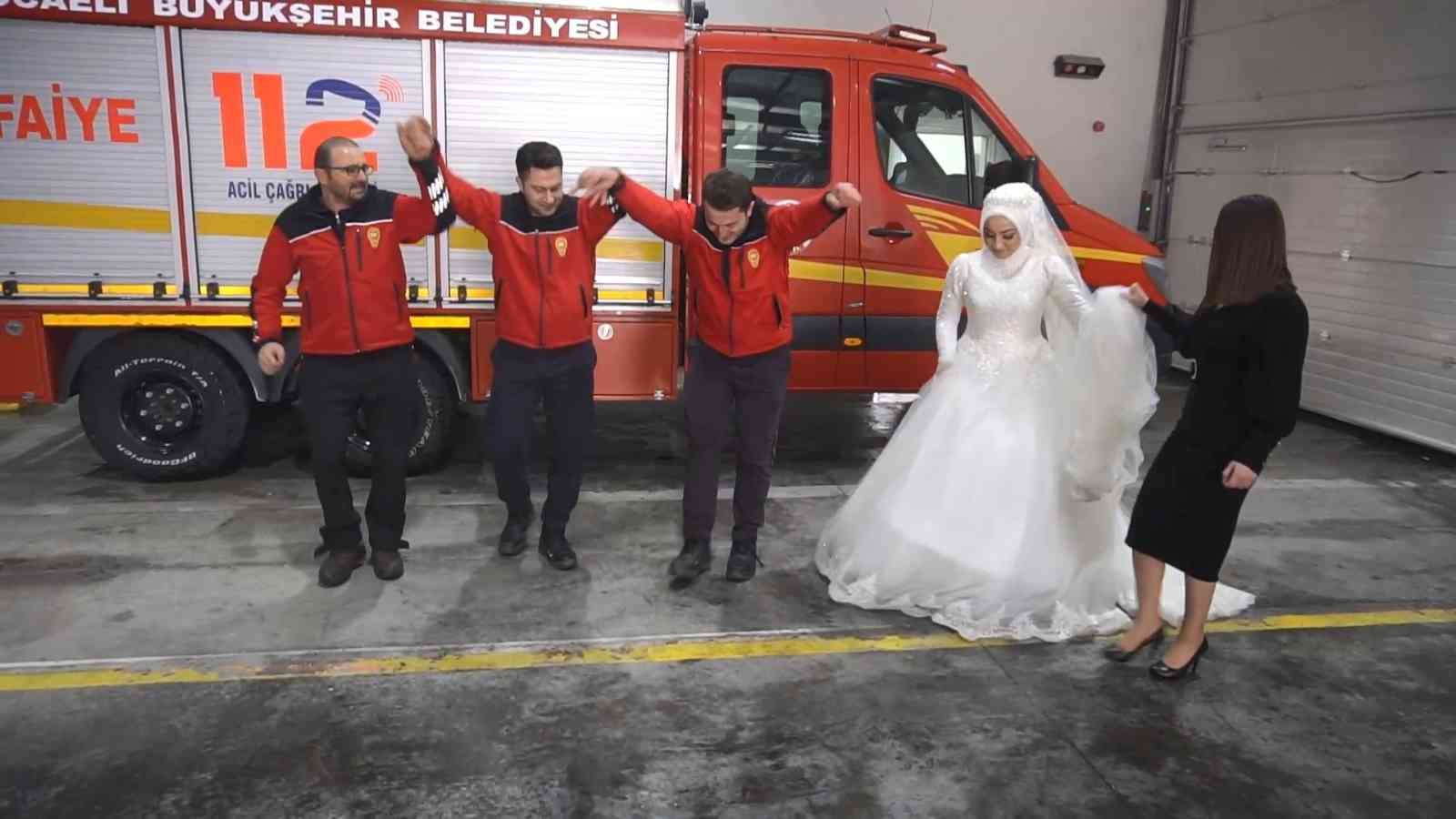 Kocaeli’de görev yapan itfaiye eri Fahri Sağdıç, nöbet sebebiyle düğününe gelemeyen arkadaşları için salondan önce itfaiye müfrezesine gitti ...