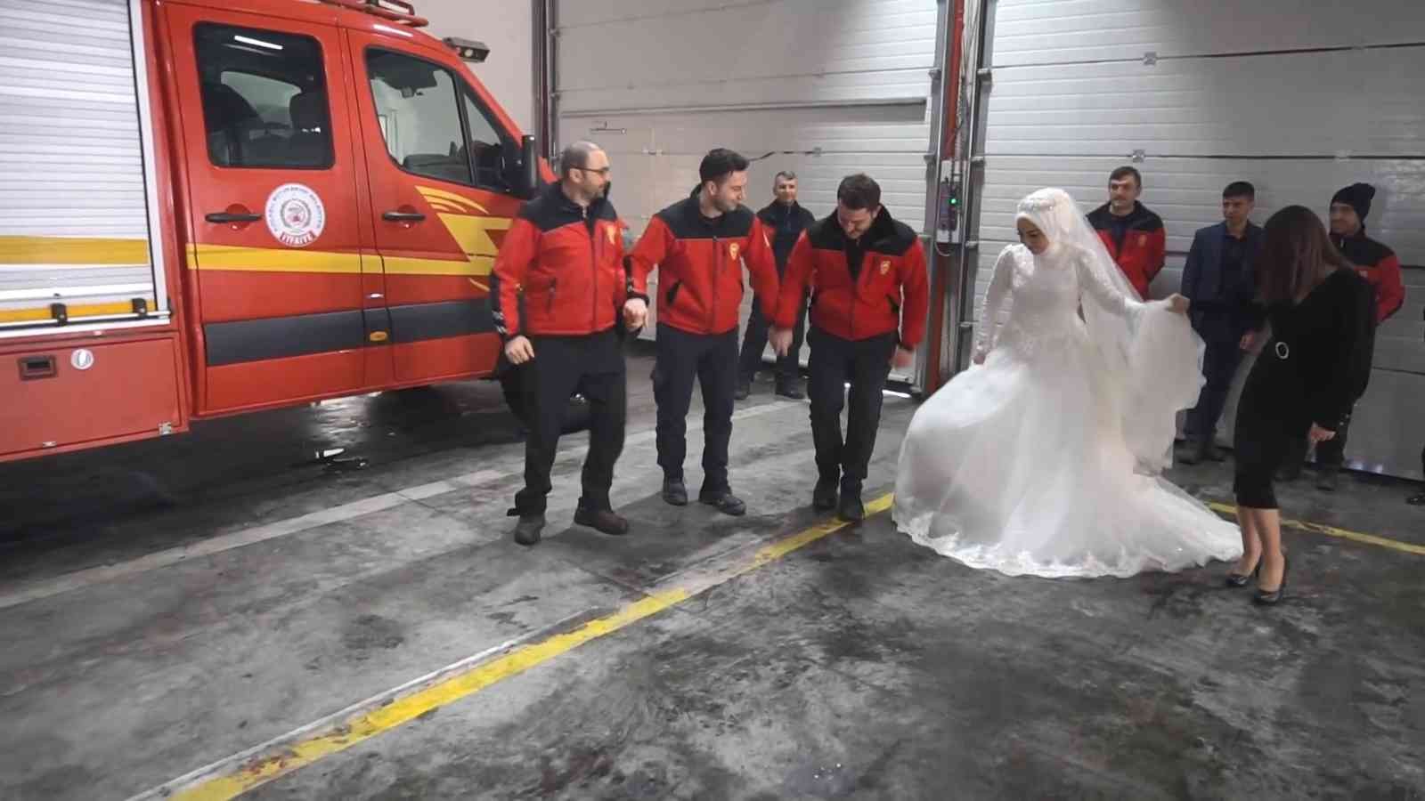 Kocaeli’de görev yapan itfaiye eri Fahri Sağdıç, nöbet sebebiyle düğününe gelemeyen arkadaşları için salondan önce itfaiye müfrezesine gitti ...