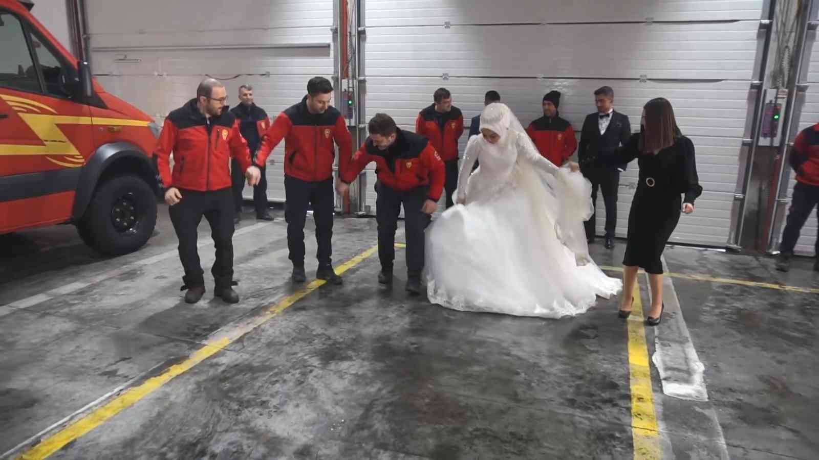 Kocaeli’de görev yapan itfaiye eri Fahri Sağdıç, nöbet sebebiyle düğününe gelemeyen arkadaşları için salondan önce itfaiye müfrezesine gitti ...