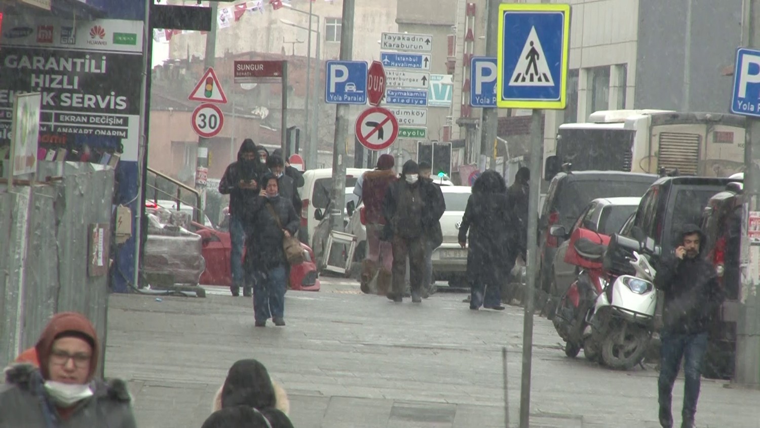 Meteorolojinin günlerdir uyarılarda bulunduğu kar yağışı İstanbul’un yüksek noktalarında başladı. Meteorolojinin uyarılarının ardından İstanbul ...