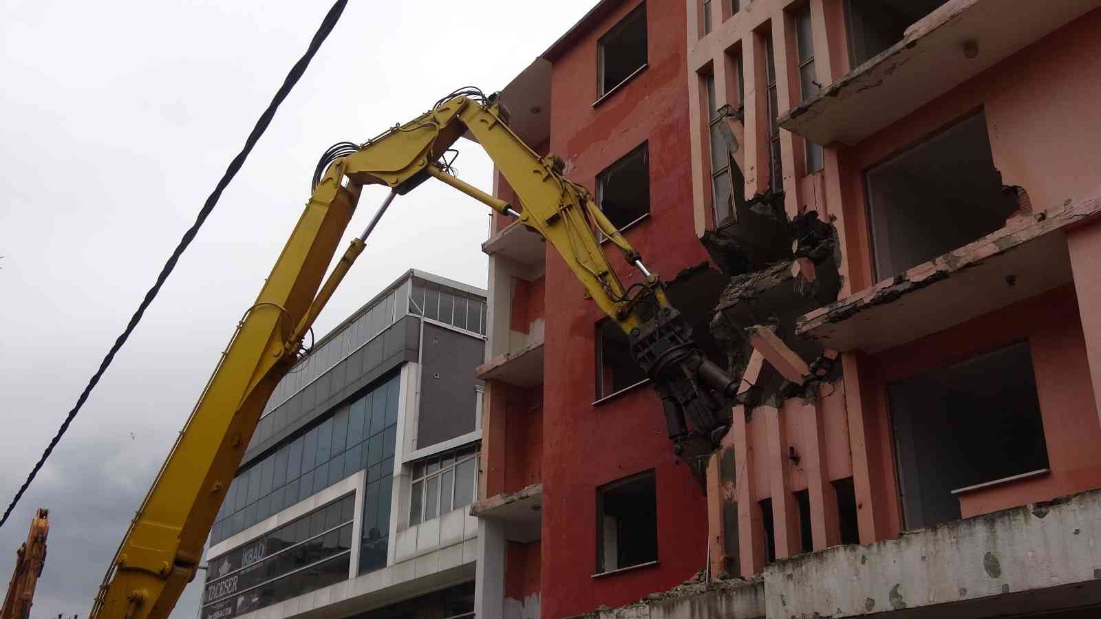 KOCAELİ (İHA) – Kocaeli’nin Körfez ilçesinde 1999 depreminde ağır hasar alan ve günümüze kadar ulaşan binanın yıkımı gerçekleştirildi. Körfez ...