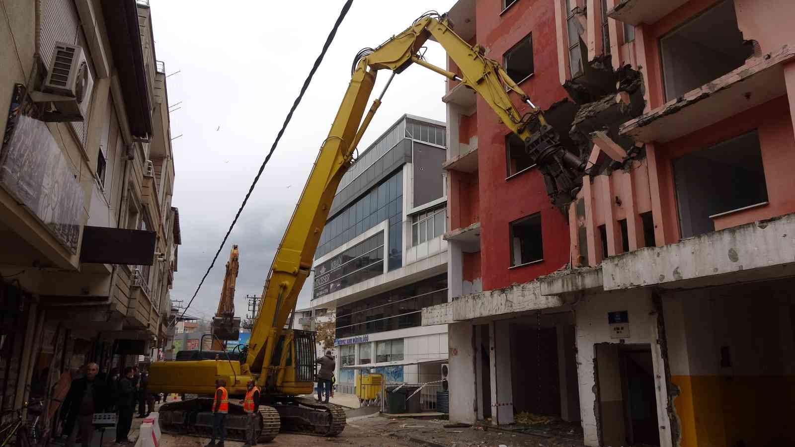 KOCAELİ (İHA) – Kocaeli’nin Körfez ilçesinde 1999 depreminde ağır hasar alan ve günümüze kadar ulaşan binanın yıkımı gerçekleştirildi. Körfez ...