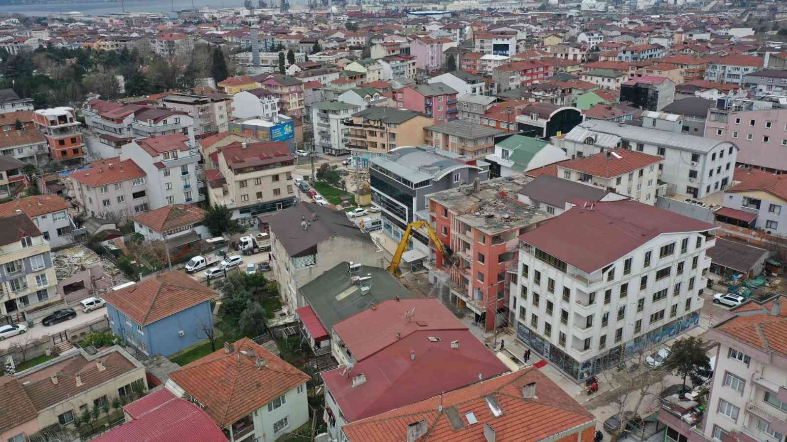 KOCAELİ (İHA) – Kocaeli’nin Körfez ilçesinde 1999 depreminde ağır hasar alan ve günümüze kadar ulaşan binanın yıkımı gerçekleştirildi. Körfez ...