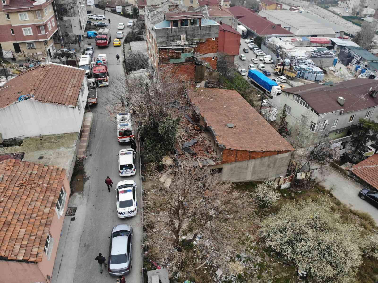 Ataşehir’de 2 katlı metruk binanın çatısında çökme meydana geldi. İçeride kimsenin bulunmaması muhtemel bir faciayı önlerken çökme yaşanan ev ...