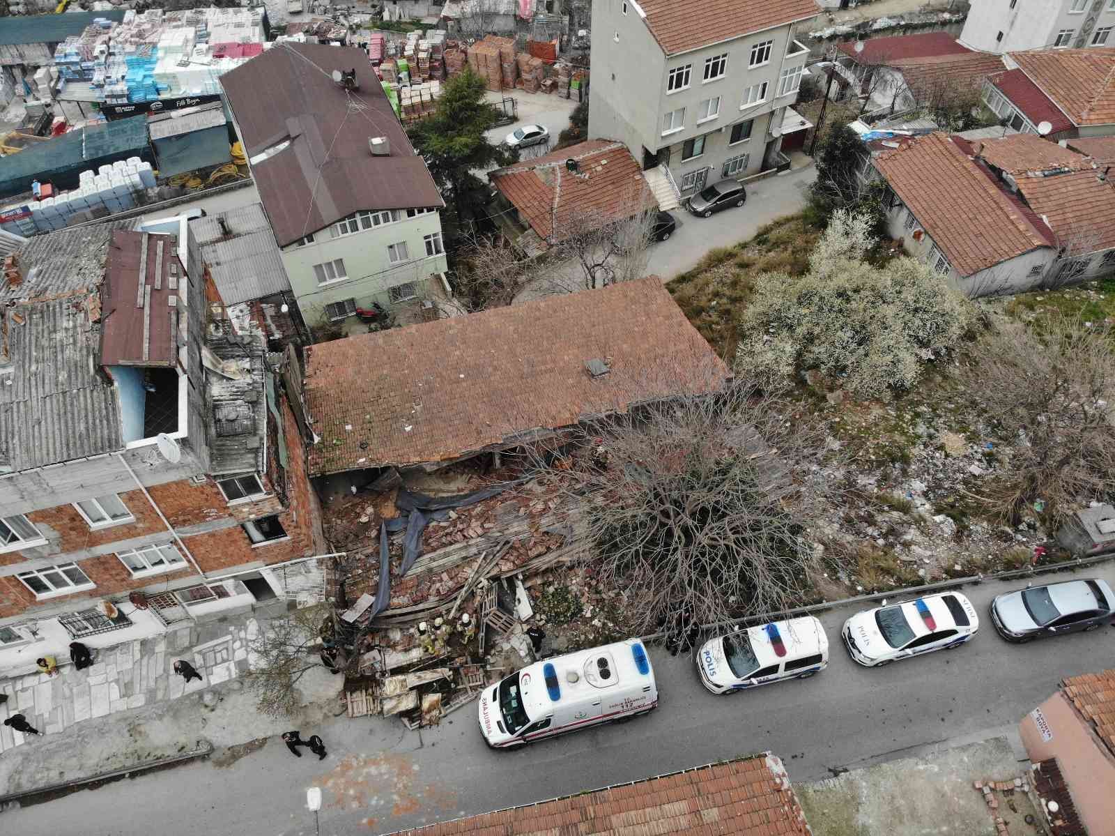 Ataşehir’de 2 katlı metruk binanın çatısında çökme meydana geldi. İçeride kimsenin bulunmaması muhtemel bir faciayı önlerken çökme yaşanan ev ...