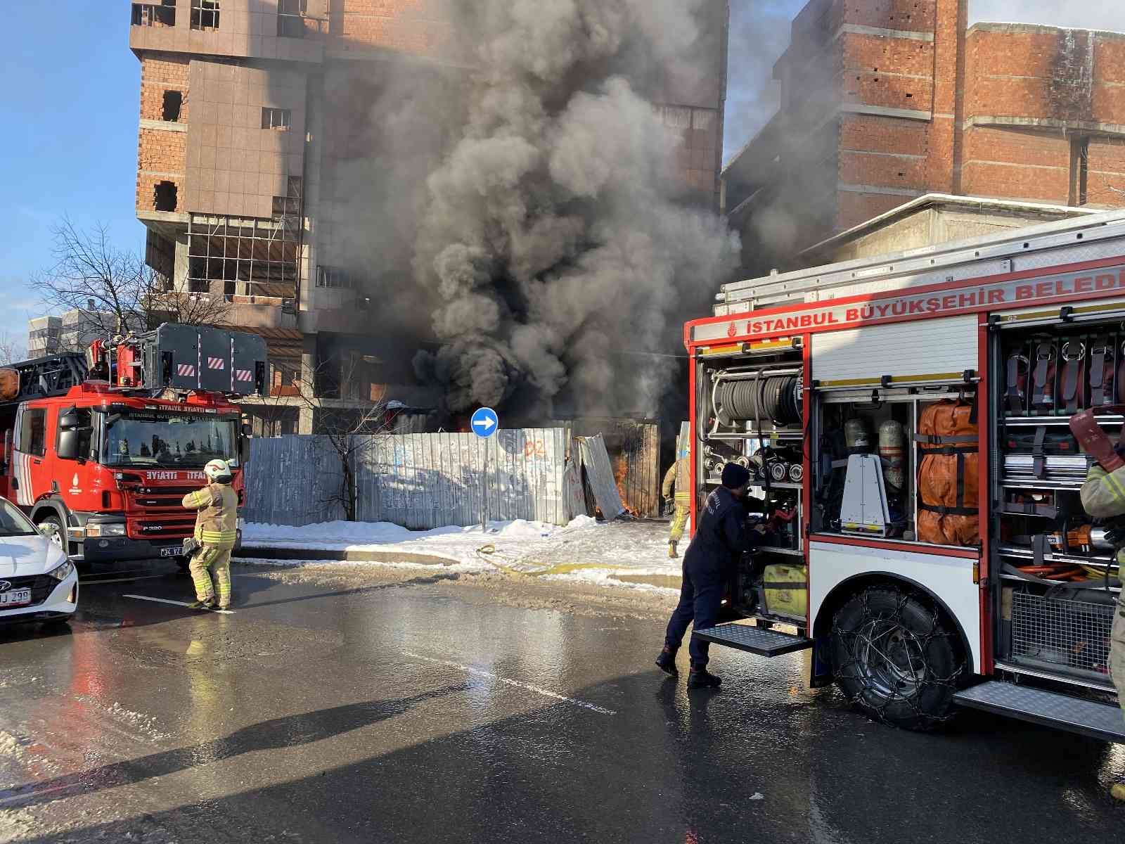 Ataşehir’de kağıt toplayıcılarının kaldığı konteyner barakada henüz bilinmeyen bir nedenle yangın çıktı. Çıkan yangın sonrası konteyner baraka ...