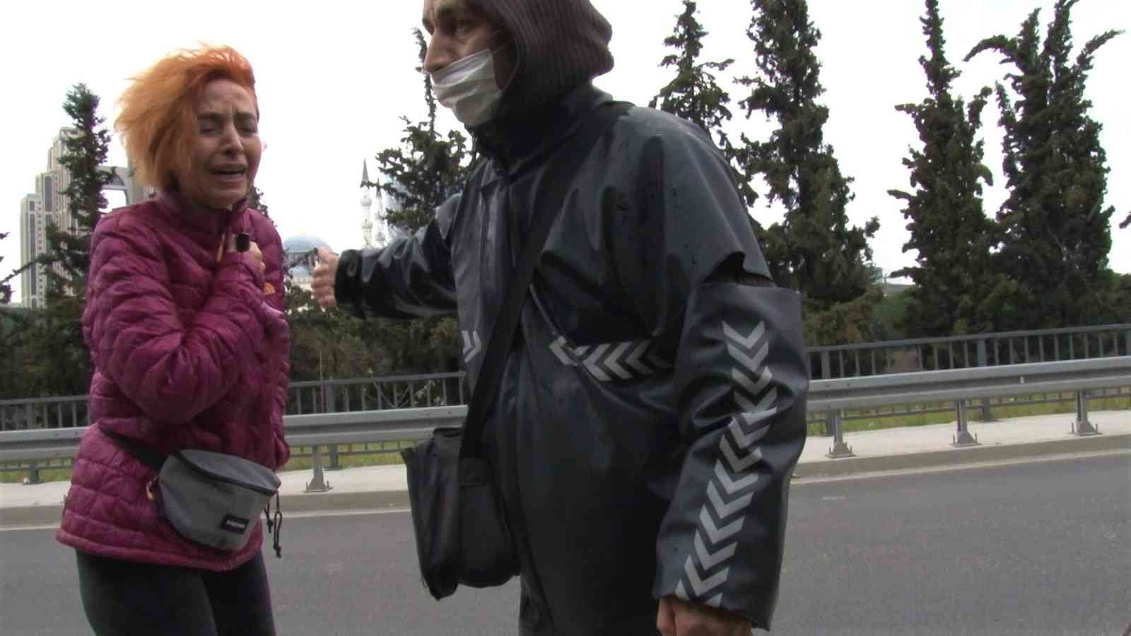 Ataşehir’de aracıyla seyir halinde olan sürücü, yolun karşısına geçmeye çalışan kediye çarptı. Çarpmanın etkisiyle yaralanan kedi kaçarak ...