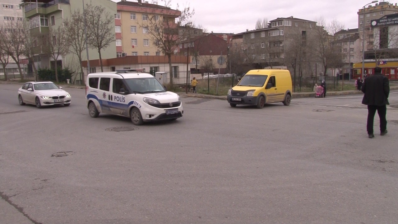 Ataşehir’de trafik ışıklarının ve hız engelleyici kasislerin olmadığı, bu nedenle sürekli kazaların yaşandığı kavşak sürücüler tarafından ...