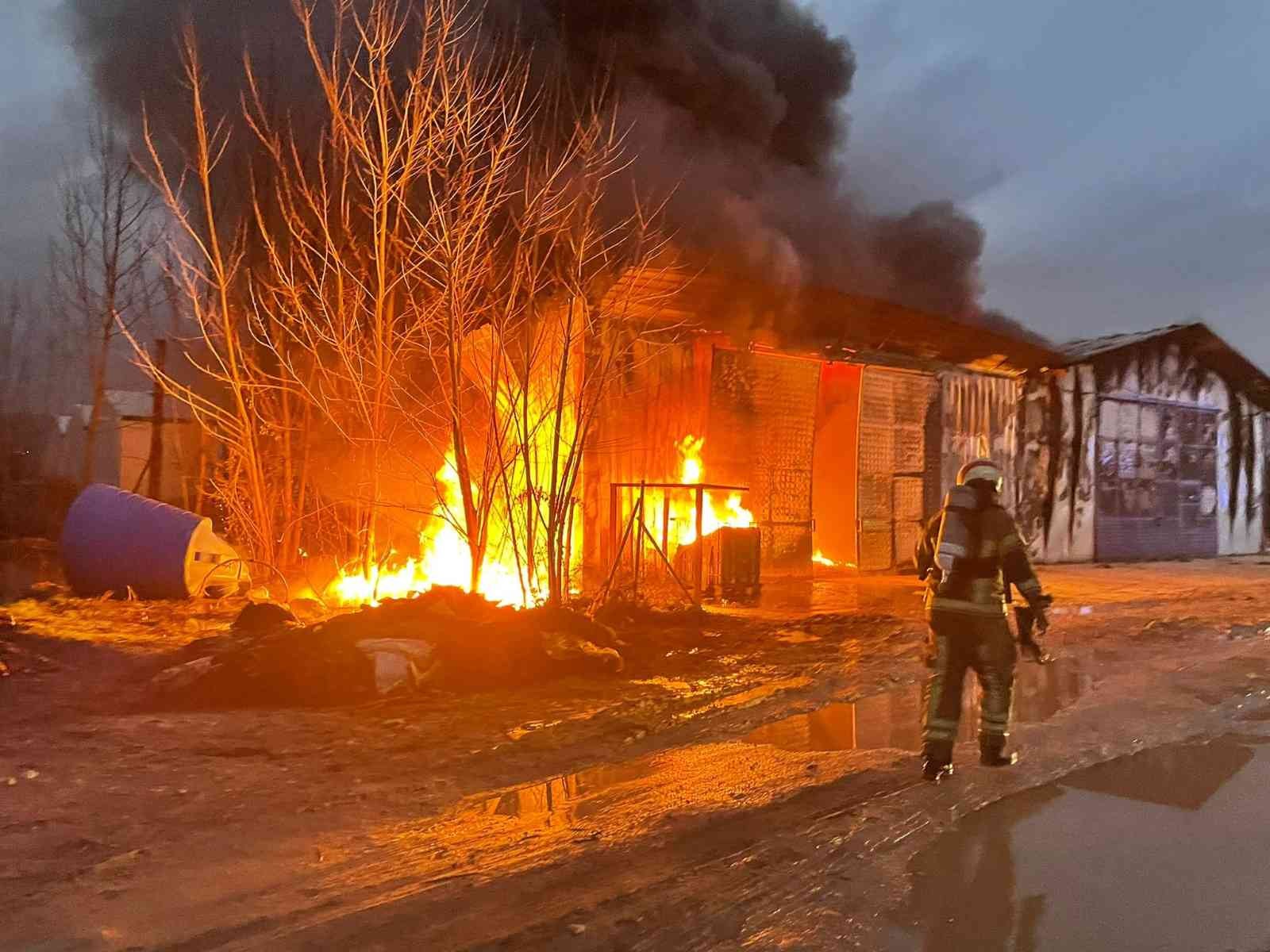 Bursa’da atık yağ fabrikası alevlere teslim olurken peş peşe patlamalar korkuttu. İtfaiye ekiplerinin anında müdahale ettiği yangında alevler ...