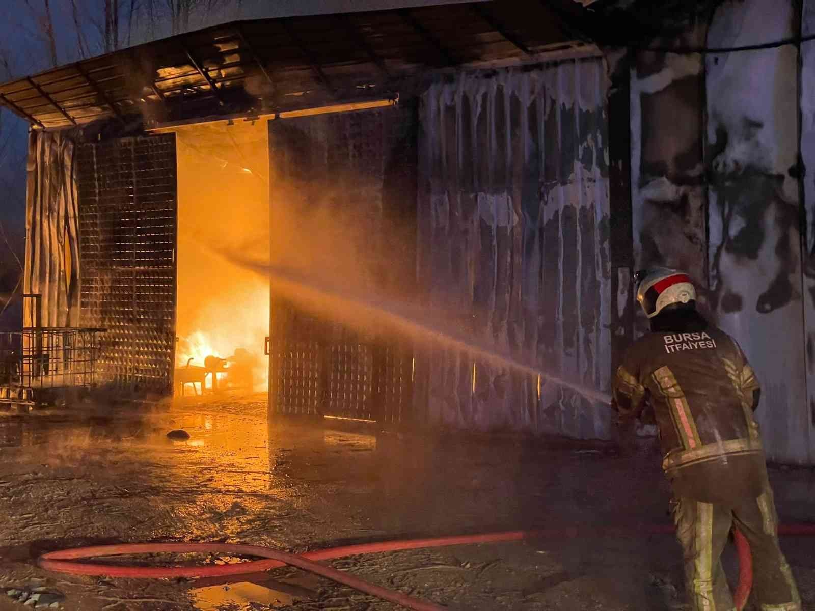 Bursa’da atık yağ fabrikası alevlere teslim olurken peş peşe patlamalar korkuttu. İtfaiye ekiplerinin anında müdahale ettiği yangında alevler ...