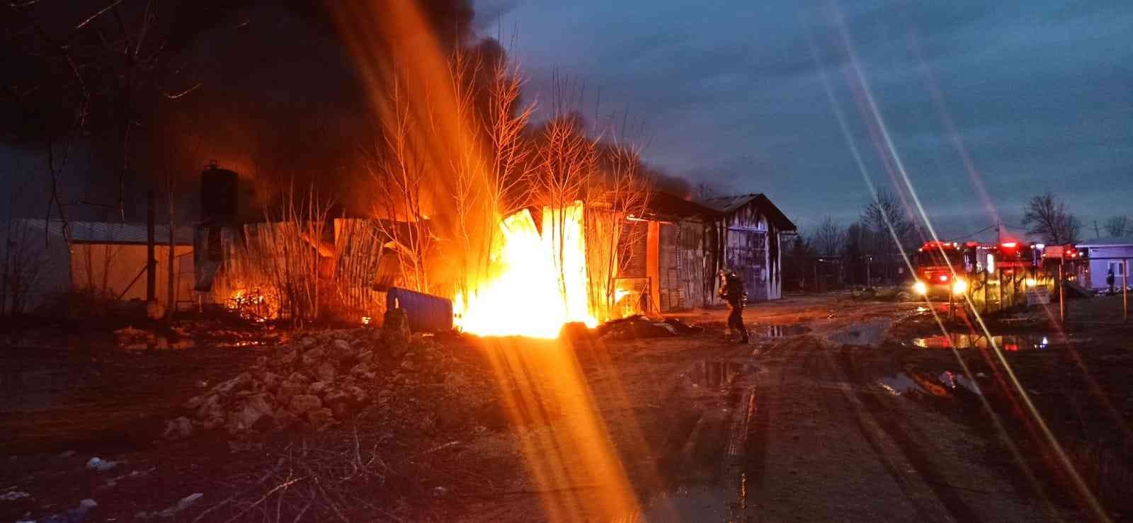 Bursa’da atık yağ fabrikası alevlere teslim olurken peş peşe patlamalar korkuttu. İtfaiye ekiplerinin anında müdahale ettiği yangında alevler ...