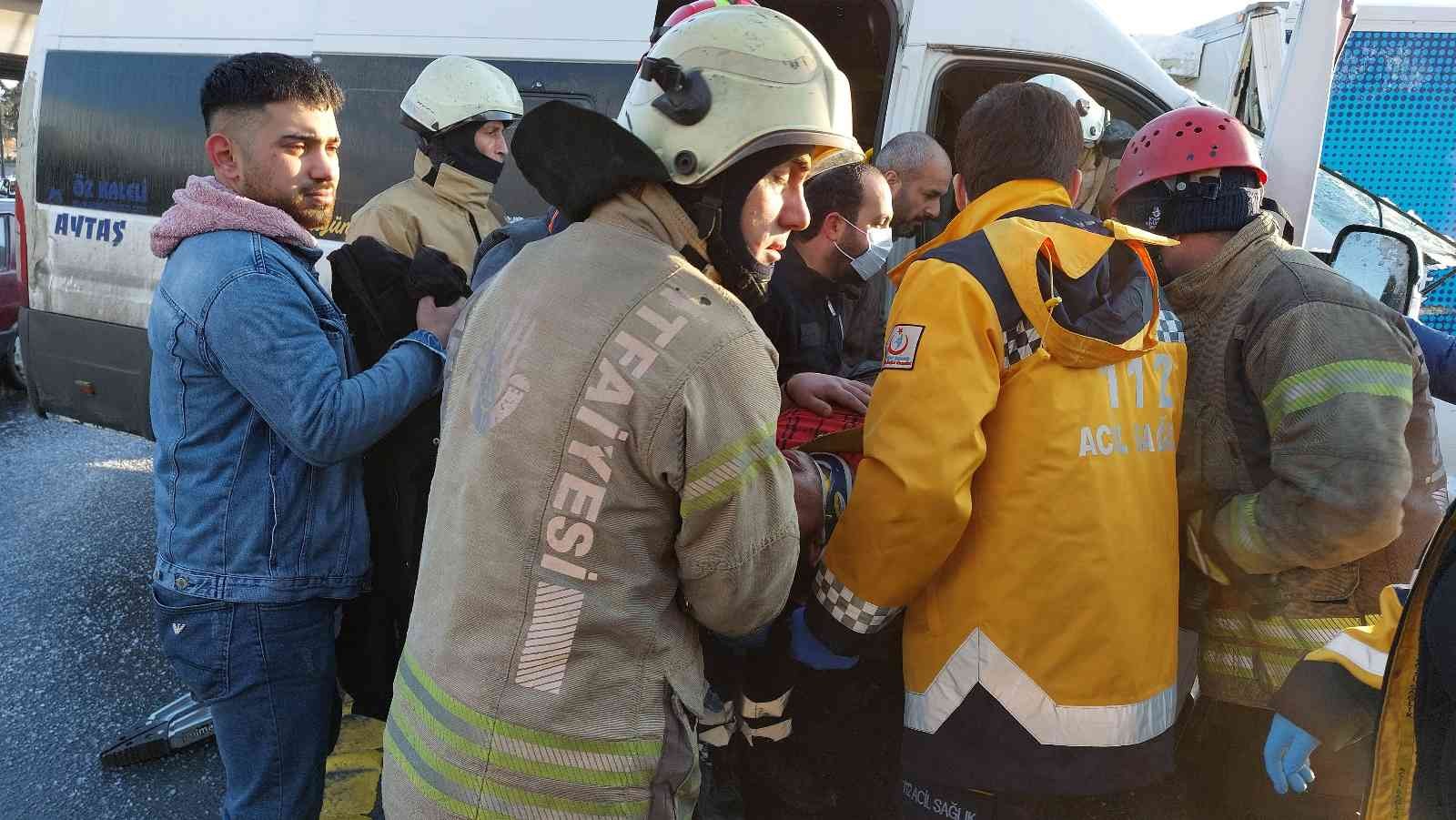 Avcılar’da, işçi almayan giden minibüs kavşakta kontrolden çıkarak yoğurt yüklü kamyonete çarptı. Minibüste sıkışarak yaralanan sürücü itfaiye ...