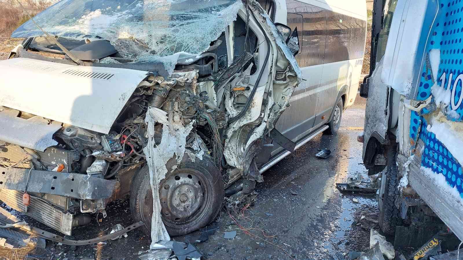 Avcılar’da, işçi almayan giden minibüs kavşakta kontrolden çıkarak yoğurt yüklü kamyonete çarptı. Minibüste sıkışarak yaralanan sürücü itfaiye ...