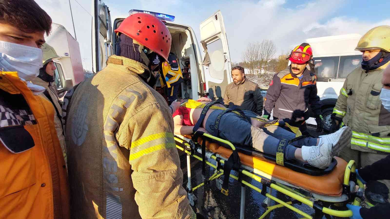 Avcılar’da, işçi almayan giden minibüs kavşakta kontrolden çıkarak yoğurt yüklü kamyonete çarptı. Minibüste sıkışarak yaralanan sürücü itfaiye ...