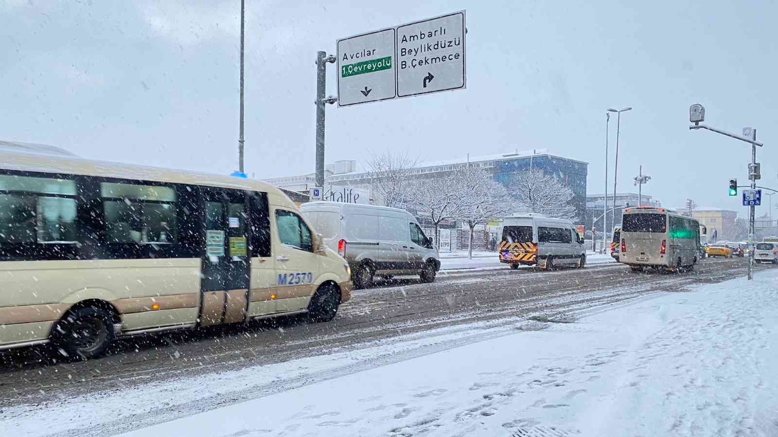 Avcılar’da lapa lapa yağan kar yağışı yolları beyaza bürüdü. Sürücüler zor anlar yaşarken, park halindeki araçların da üzerleri karla kaplandığı ...