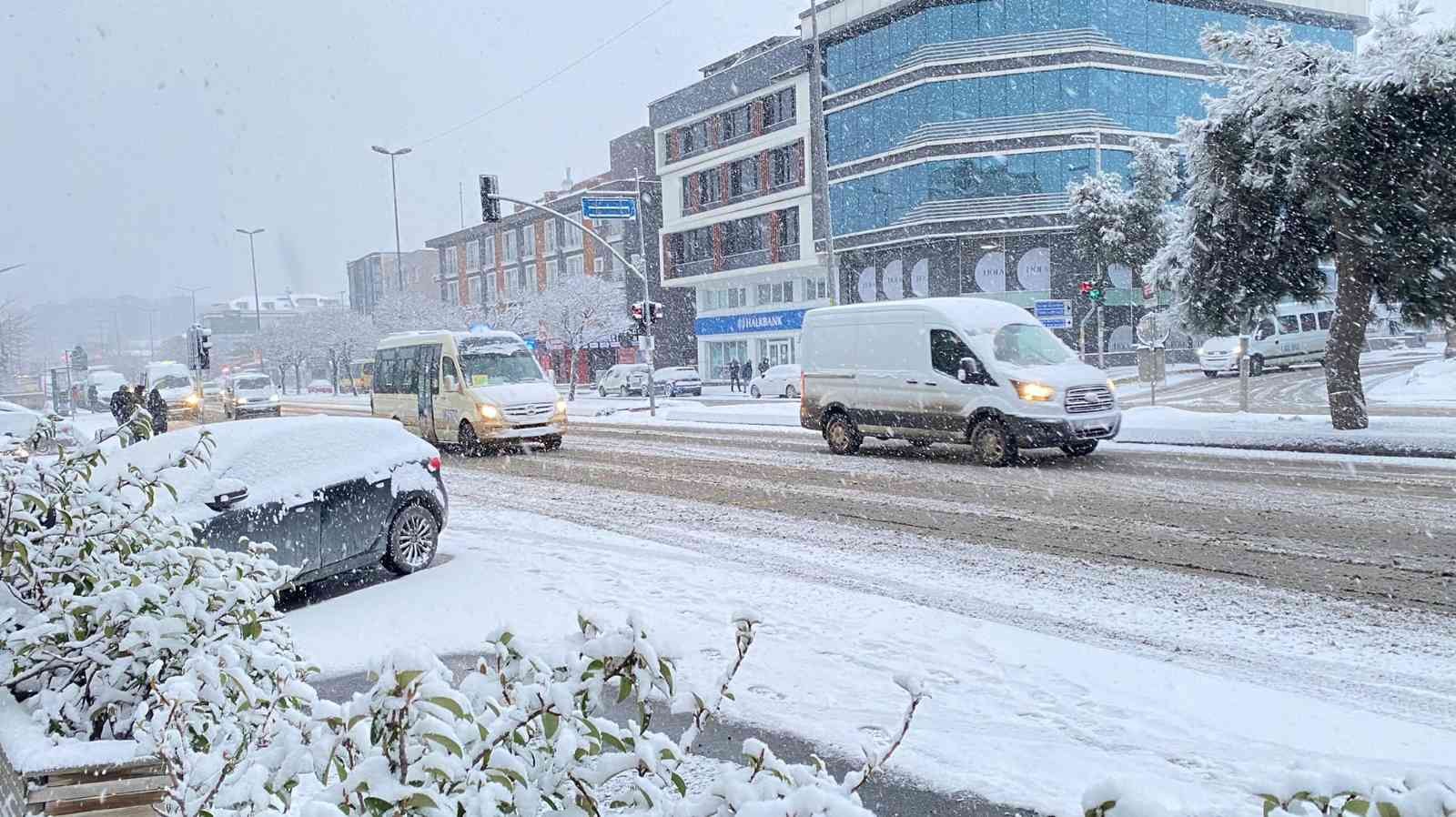 Avcılar’da lapa lapa yağan kar yağışı yolları beyaza bürüdü. Sürücüler zor anlar yaşarken, park halindeki araçların da üzerleri karla kaplandığı ...