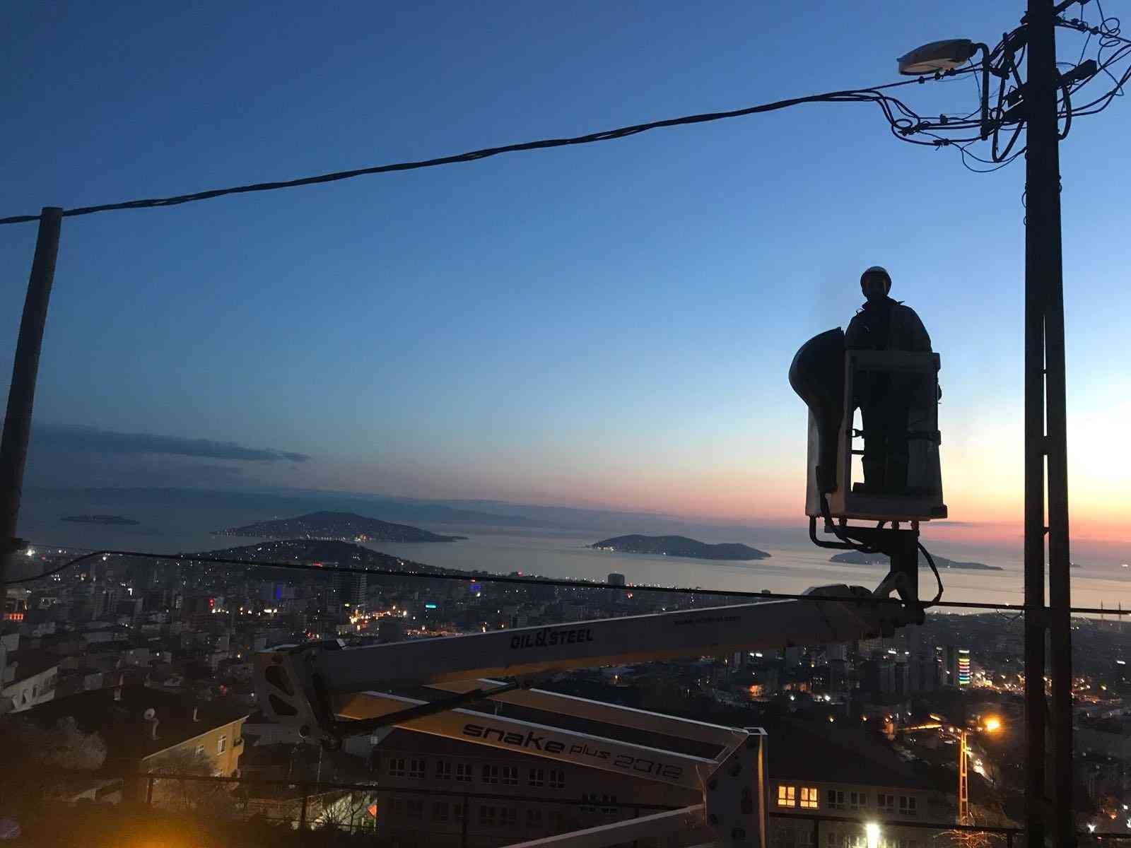 İstanbul Anadolu Yakası’na kesintisiz enerji arzı için çalışmalarına devam eden Ayedaş, yaşanması beklenen kış şartlarına karşı hazır. Elektrik ...