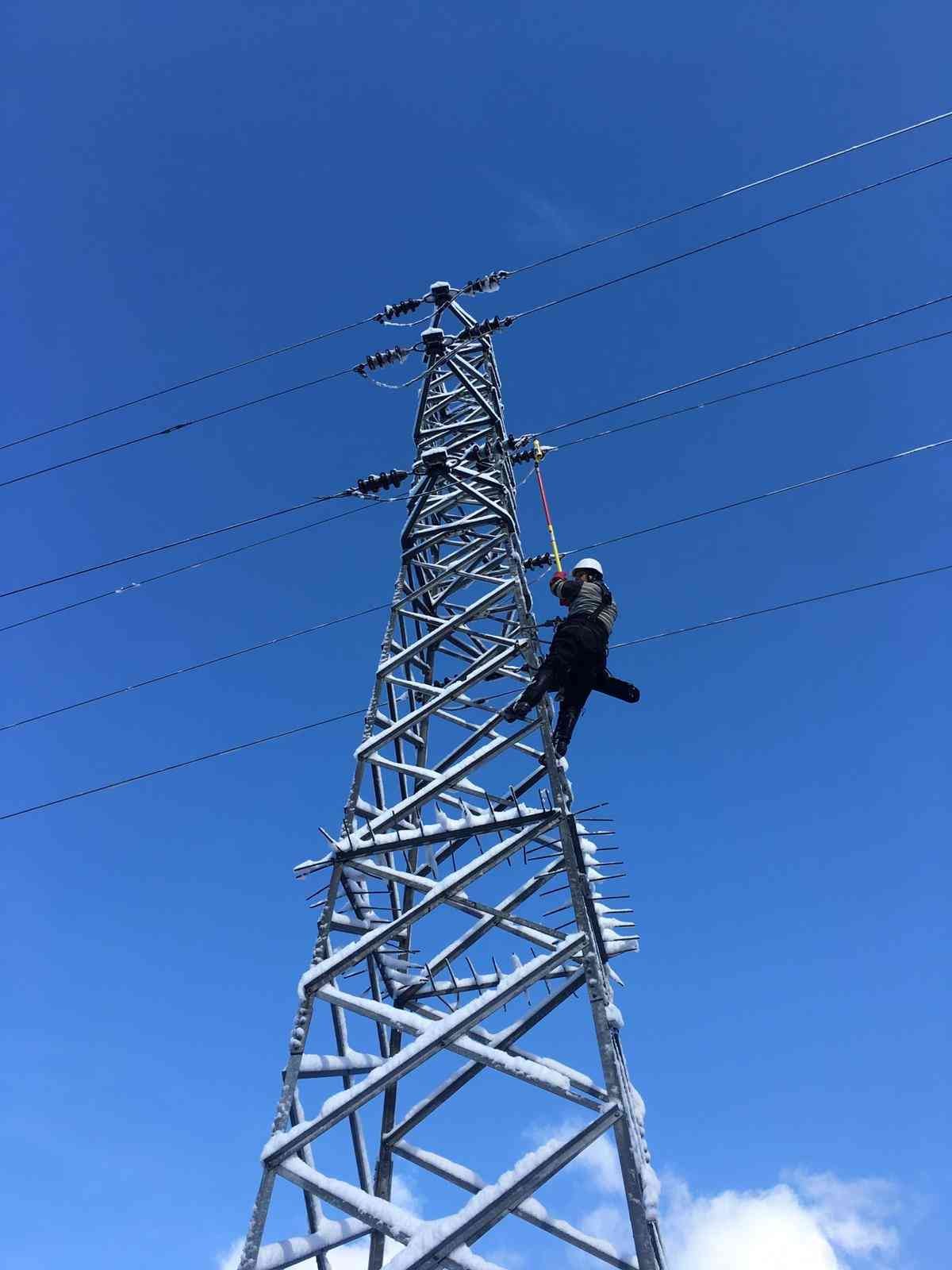 İstanbul Anadolu Yakası’na kesintisiz enerji arzı için çalışmalarına devam eden Ayedaş, yaşanması beklenen kış şartlarına karşı hazır. Elektrik ...