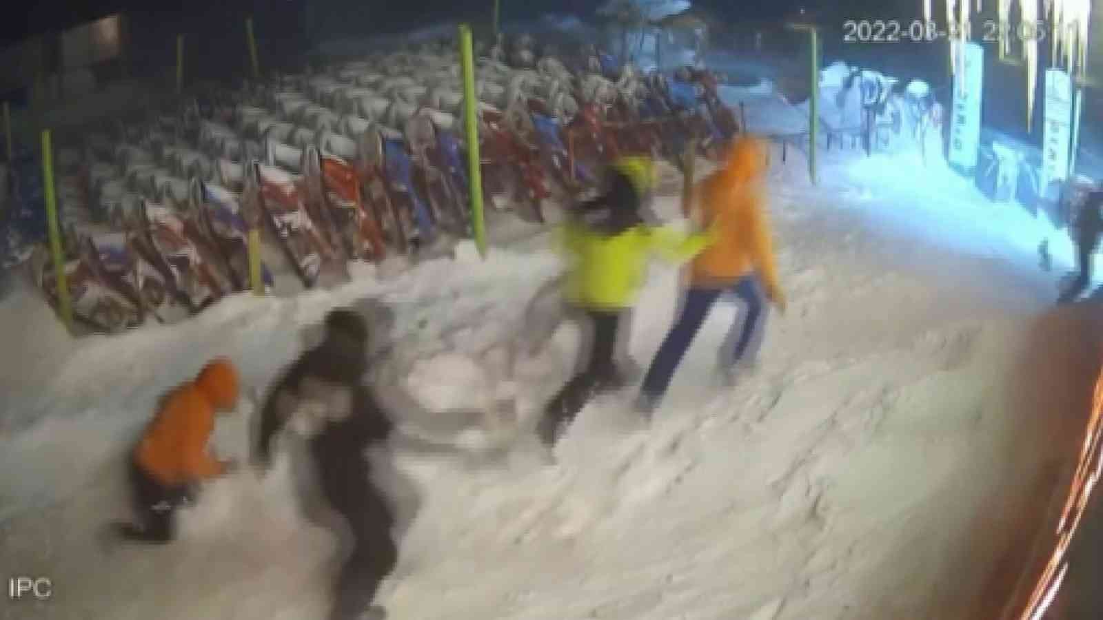 Türkiye’nin en önemli kış turizm merkezlerinden biri olan Uludağ’da 5 arkadaş otelden dışarıya çıkacakları esnada çöp konteynırında, yemek arayan ...