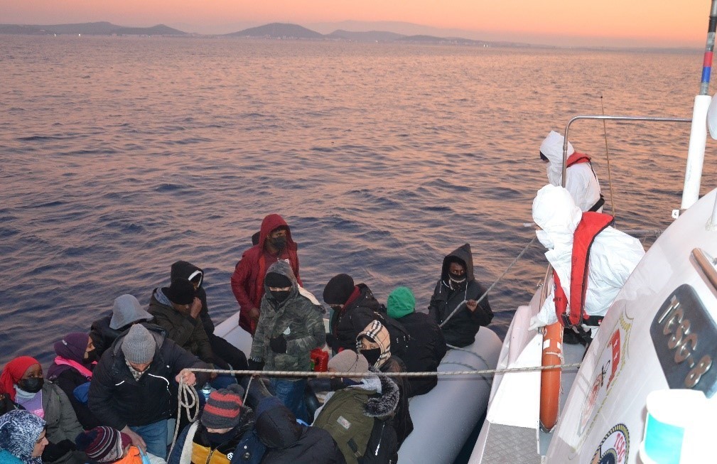 Balıkesir’in Ayvalık ilçesinde, Yunanistan’ın Midilli Adası’na gitmek isterken, Yunanistan unsurlarınca Türk karasularına itilen 26 düzensiz ...