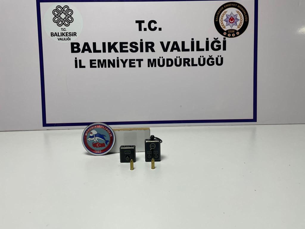 Balıkesir’in Ayvalık ilçesinde Yunus ekipleri tarafından bir kişinin üzerinde yapılan aramada anahtarlık şeklinde tabanca ele geçirildi ...