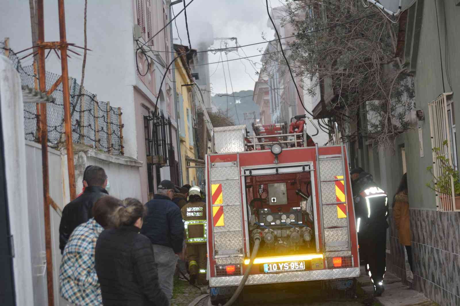 Balıkesir’in Ayvalık ilçesinde meydana gelen yangında bir ev büyük oranda hasar gördü. Ayvalık’ta Zekibey Mahallesi Zafer Sokak’ta Hatice ...