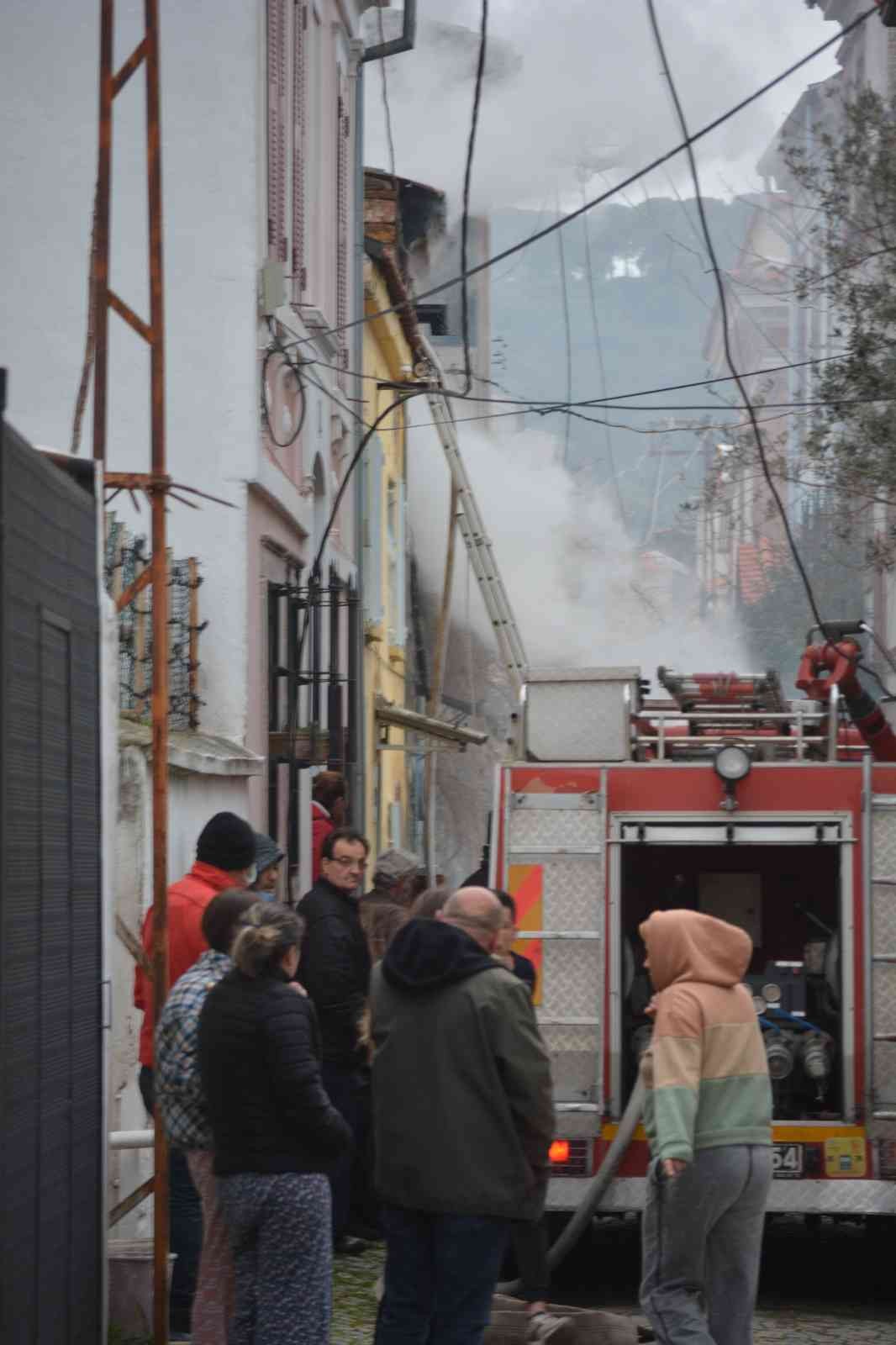 Balıkesir’in Ayvalık ilçesinde meydana gelen yangında bir ev büyük oranda hasar gördü. Ayvalık’ta Zekibey Mahallesi Zafer Sokak’ta Hatice ...