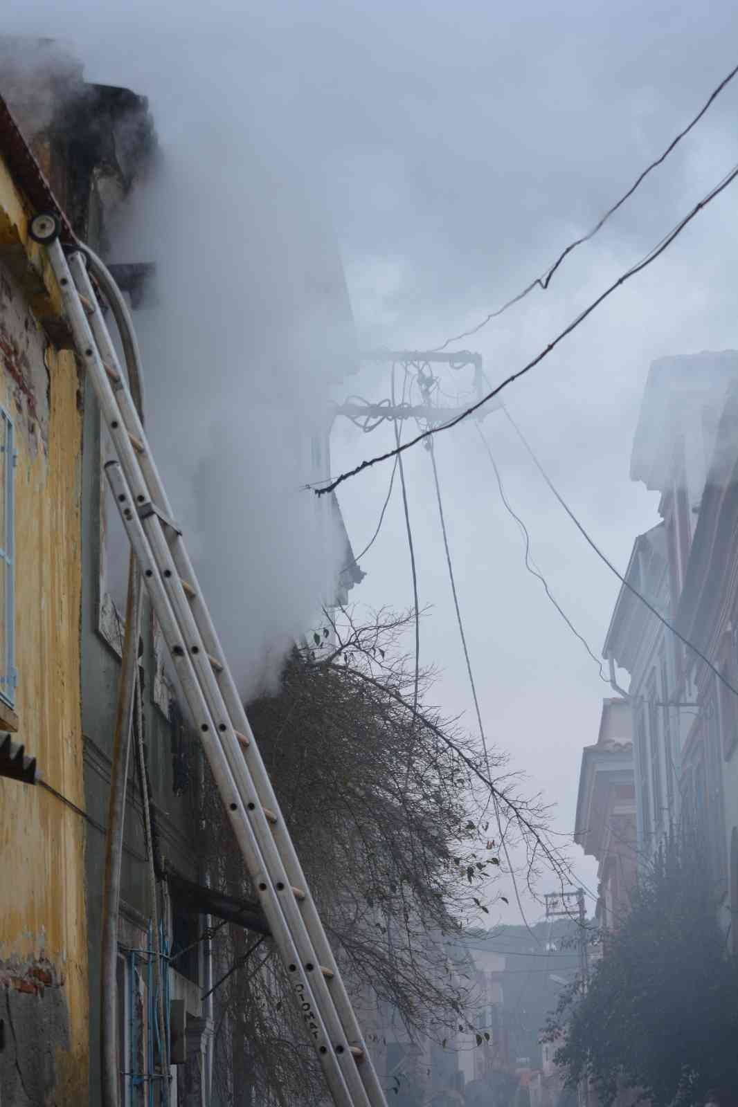 Balıkesir’in Ayvalık ilçesinde meydana gelen yangında bir ev büyük oranda hasar gördü. Ayvalık’ta Zekibey Mahallesi Zafer Sokak’ta Hatice ...