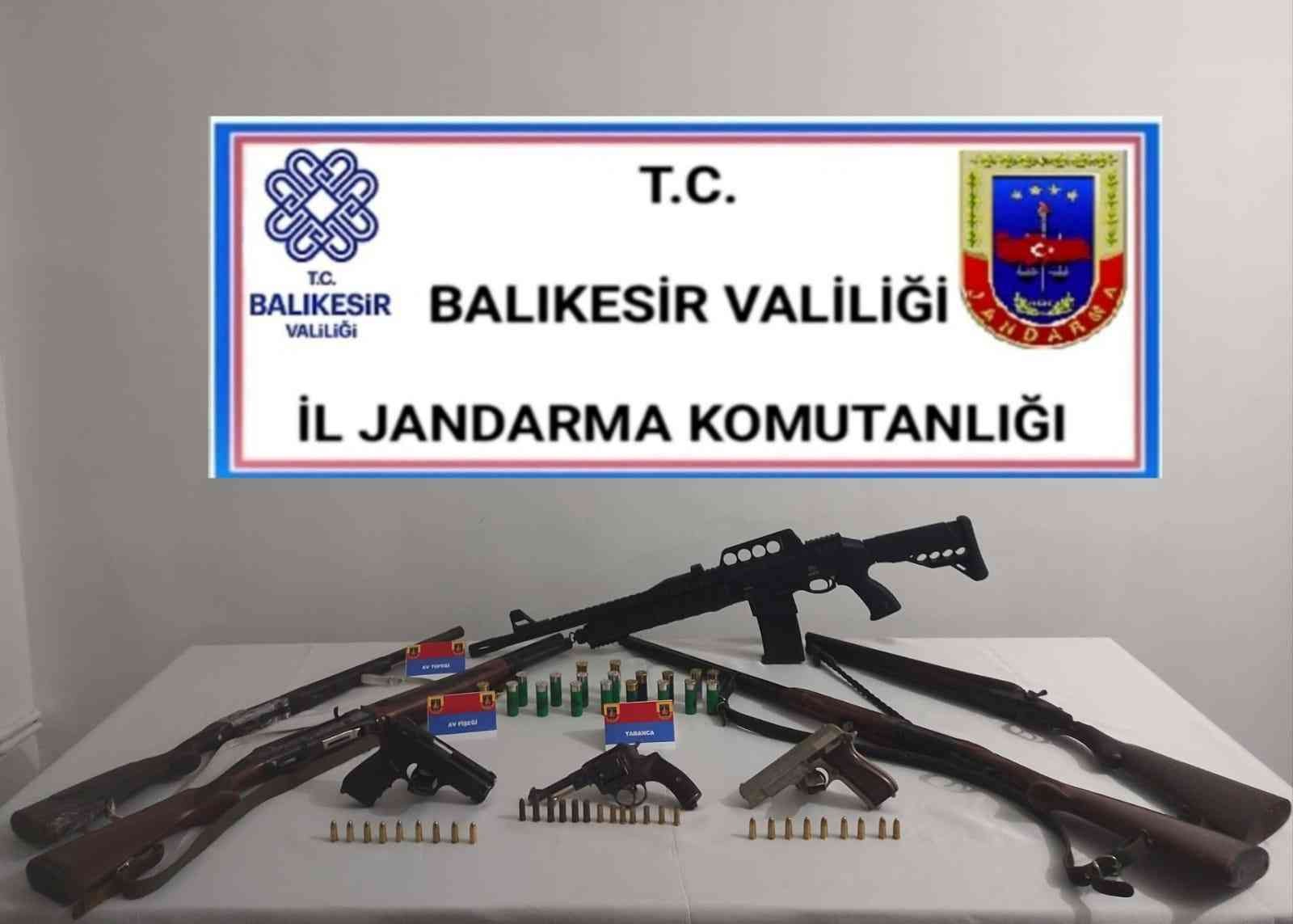 Balıkesir’in Ayvalık ilçesinde, İlçe jandarma Komutanlığı bünyesindeki ekiplerin gerçekleştirdiği operasyonda sahte içki ürettiği belirlenen bir ...