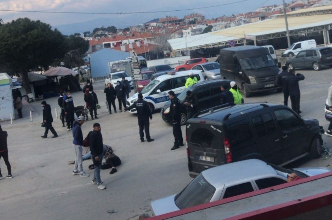 Balıkesir’in Ayvalık ilçesinde bir motosiklet ile ticari aracın çarpıştığı kazada 2 kişi yaralandı. Edinilen bilgiye göre, Ayvalık’ın ...